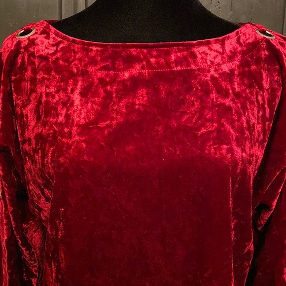 Cable & Gauge red velvet open quarter sleeves blouse. Size Petite Medium - Picture 4 of 10